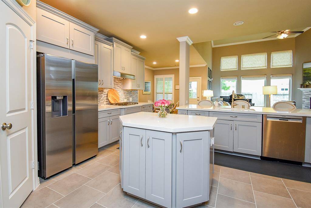 A kitchen ready for all your cooking, relaxing & entertaining!