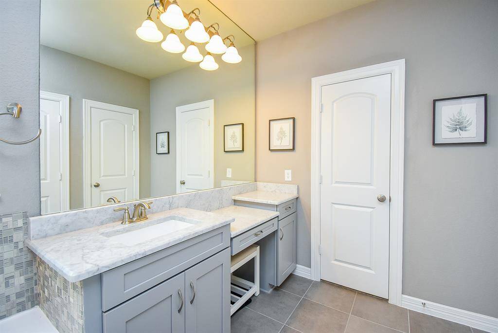 Hollywood bath gives you all the space you need for luxury