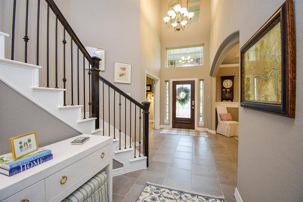 Flawless foyer with plenty of space for your design!