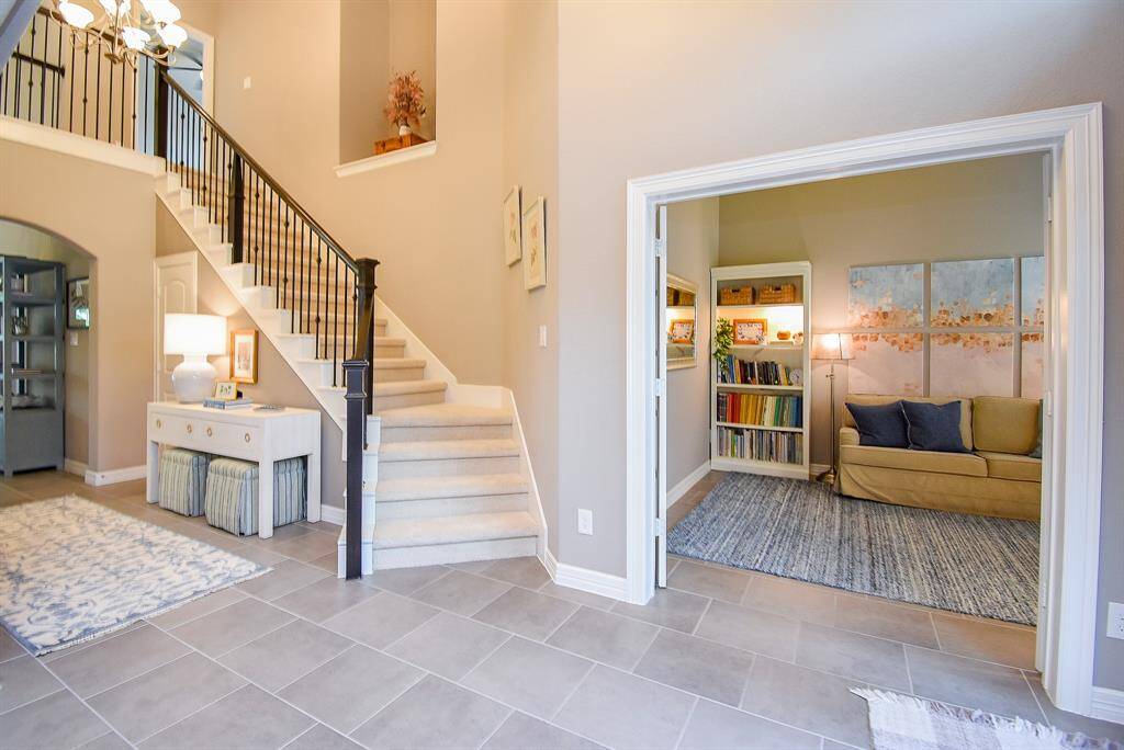 Gorgeous tile downstairs & brand new carpets throughout.