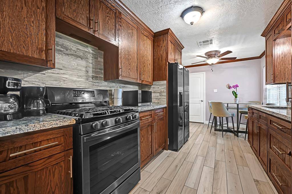 Kitchen area (second angle)