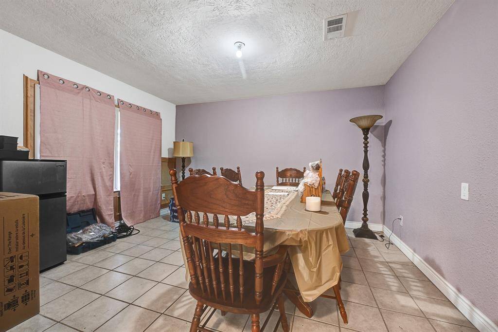 Dining room (different angle)