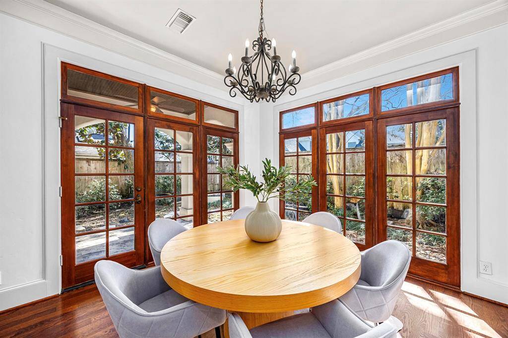 Large Breakfast Nook