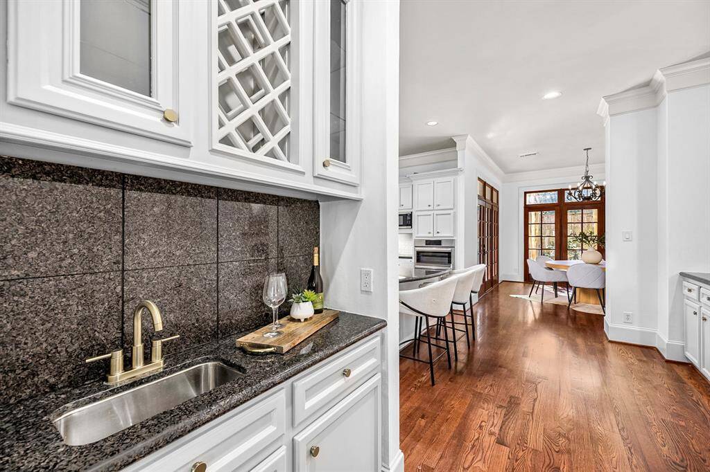 Wetbar conveniently located between the kitchen and formal dining