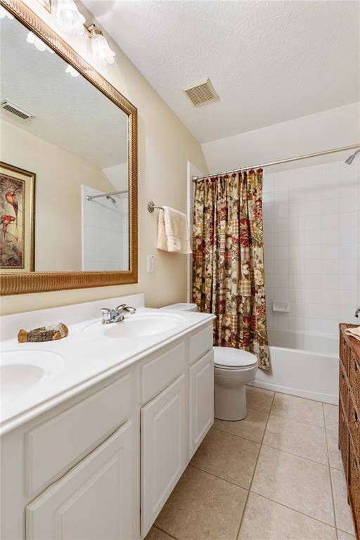 Upstairs Secondary bathroom with 2 sinks!!