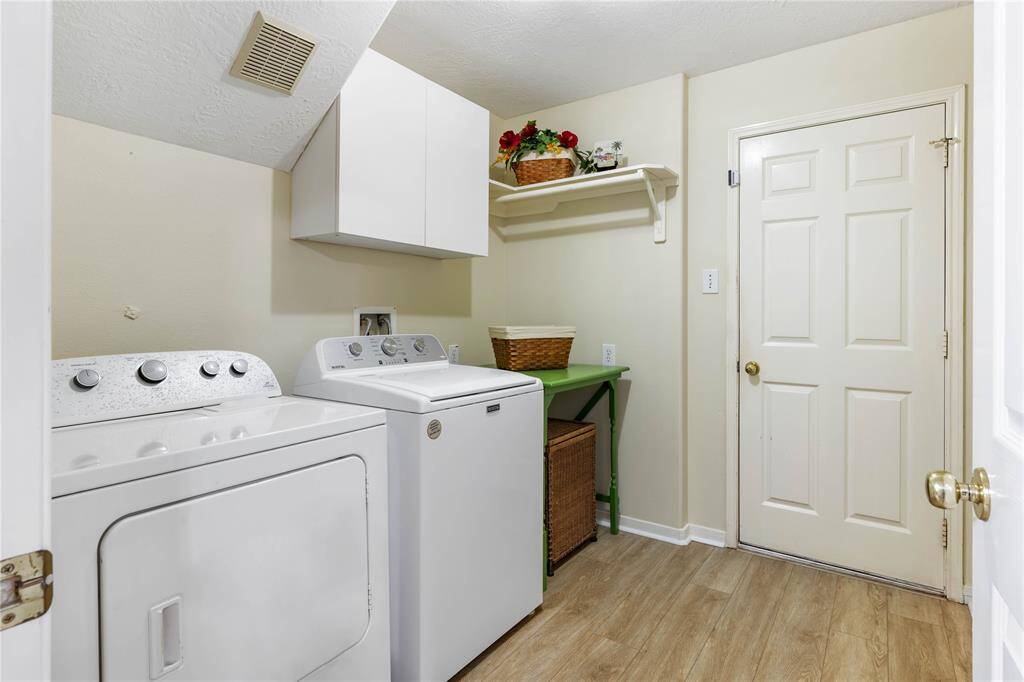 Spacious downstairs utitlity