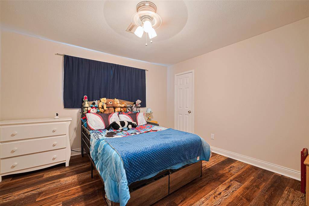 Middle secondary bedroom with walk in closet. All bedrooms are nice size!