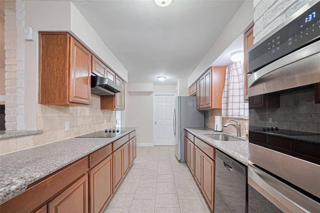 Double ovens, flat surface stovetop with lots of counter and counter space.