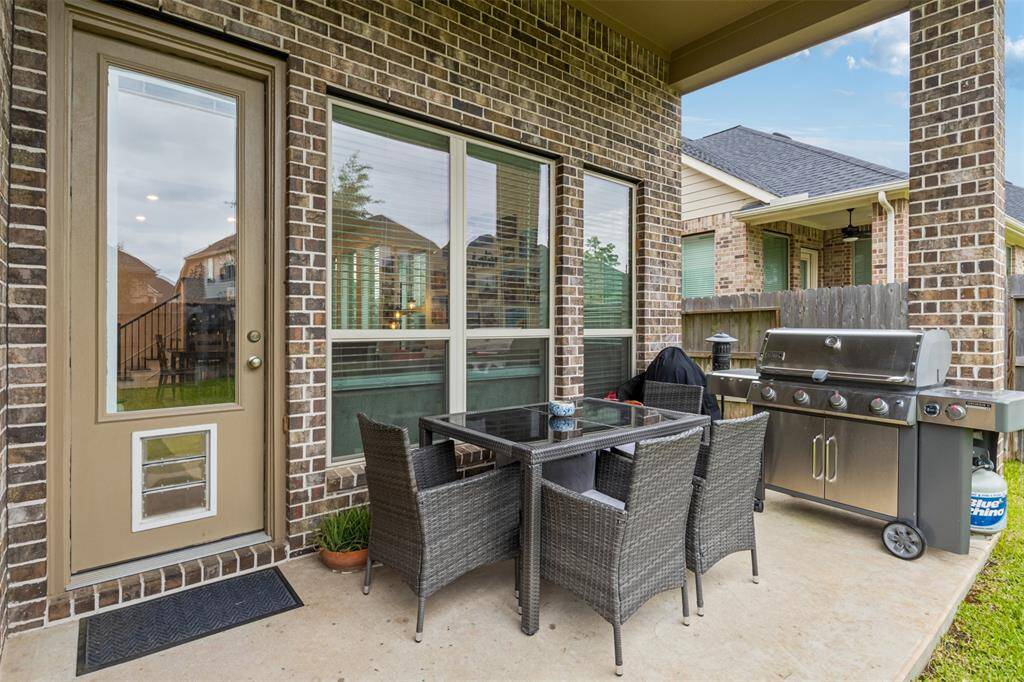 Enjoy comfortable outdoor living with a covered patio that is ideal for outdoor entertaining!