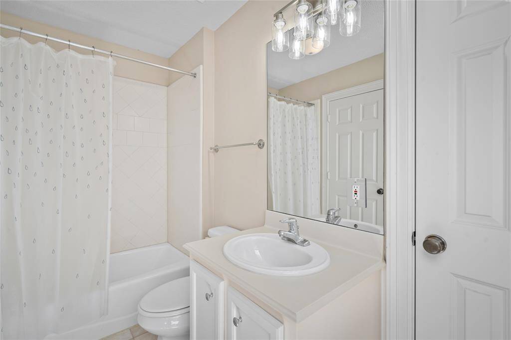 Full bath in the garage partment.
