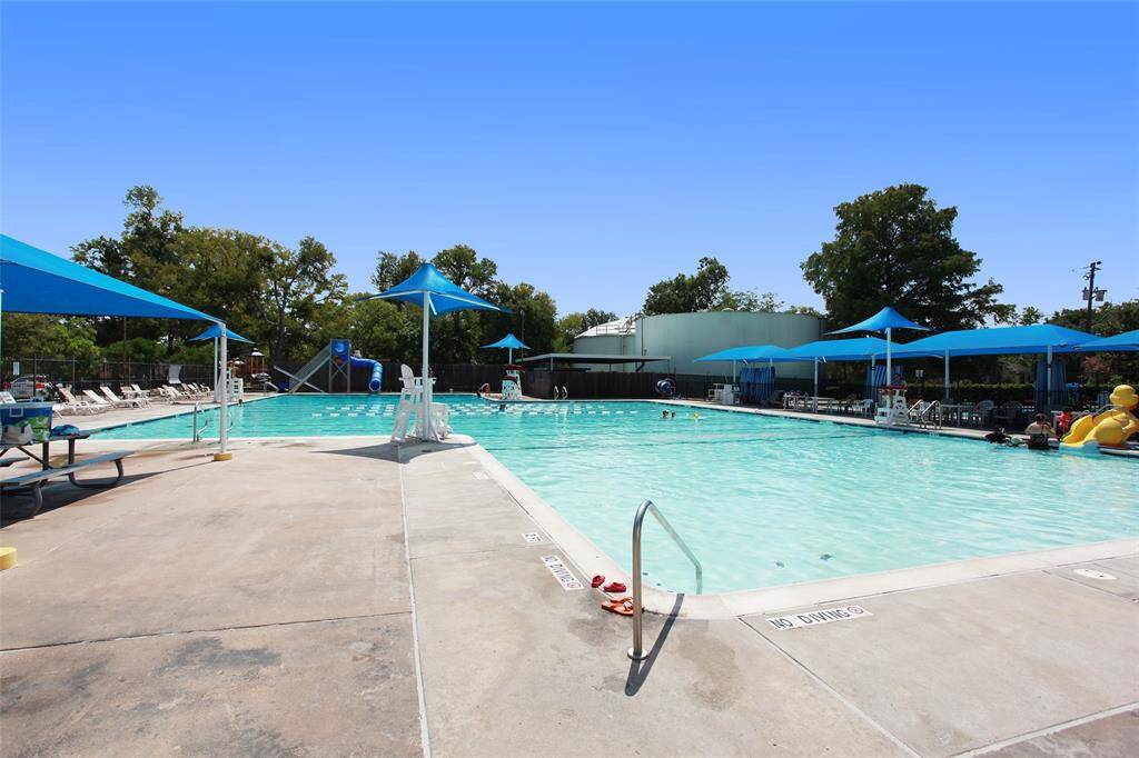 The amenities in Bellaire are abundant.  The pool featured here is the Everegreen Pool.