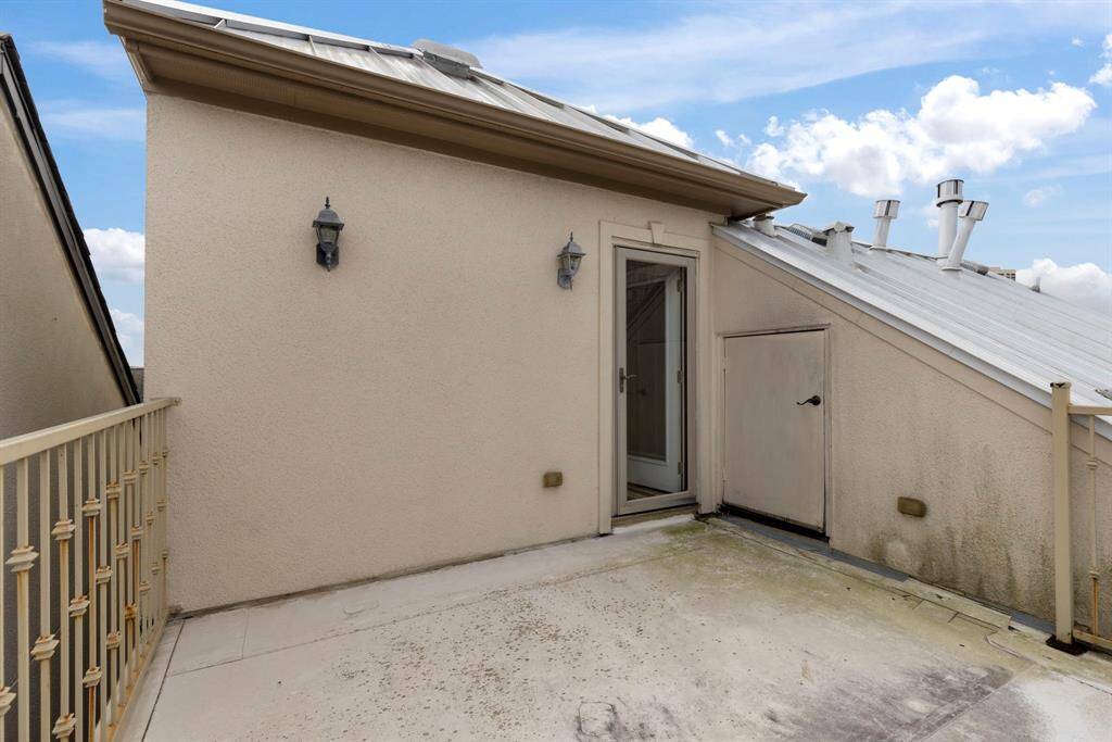 Convenient in-unit washer and dryer included.