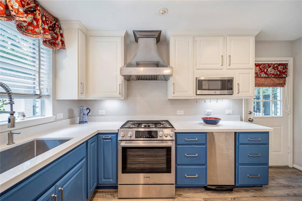 Top of the line Bosch 5 burner stove with stylish vent hood.