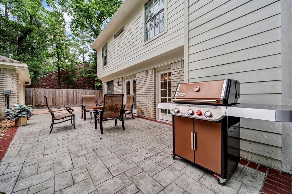 The brand new, never used, gas BBQ pit comes with the home.  Gas hookup from the home if you'd like that convenience.