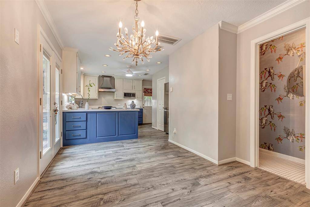 Cozy breakfast nook with elegant chandelier, perfect for morning gatherings with the family.