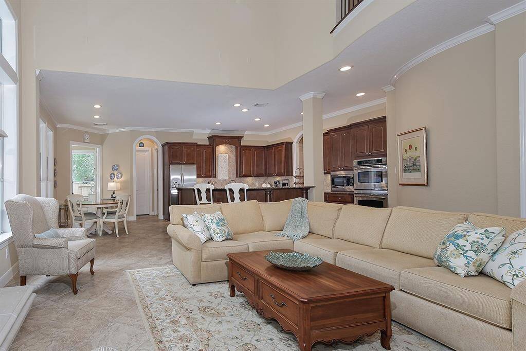 Great layout for family gatherings and entertaining.
