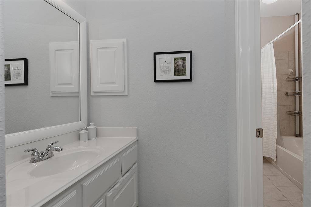 Hollywood bath between bedrooms 3 & 4.