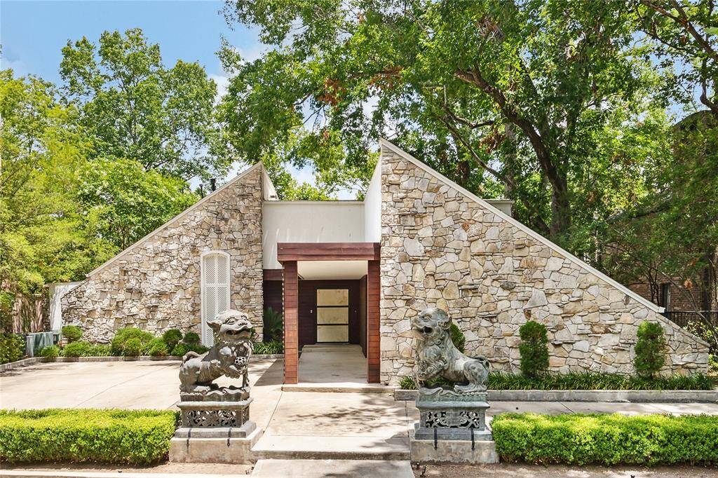 Envision a meticulously renovated vintage "shed style" modern home nestled in the prestigious Tanglewood area, offering breathtaking views of the tranquil bayou and the picturesque landscape that surrounds it. This charming abode sits on a prime lot, blending the nostalgia of a bygone era with contemporary architectural elements to create a unique and inviting living space.