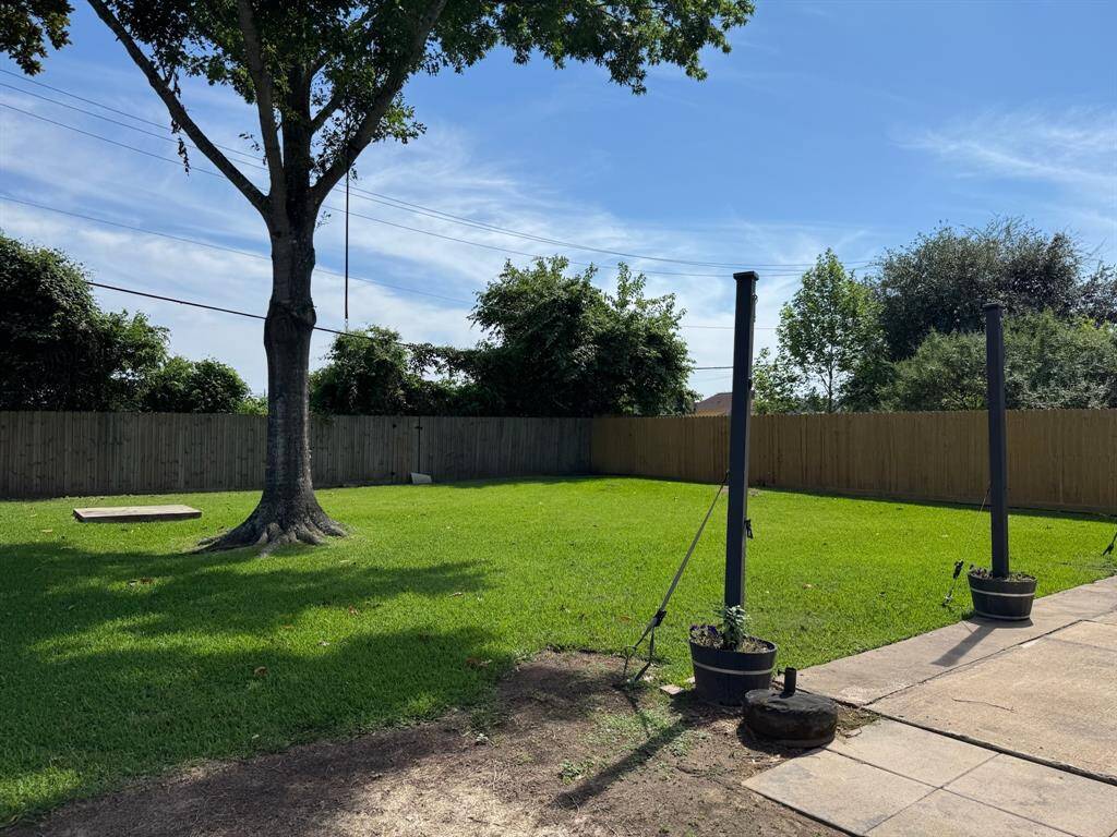 Beautiful Backyard with yard service included!