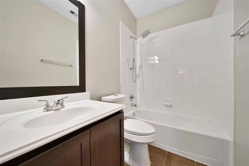 Guest bathroom.