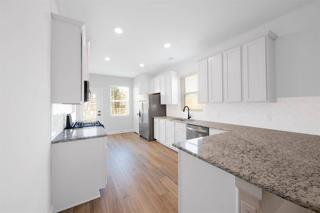 Check out this chef ready kitchen! It has so much counter space.