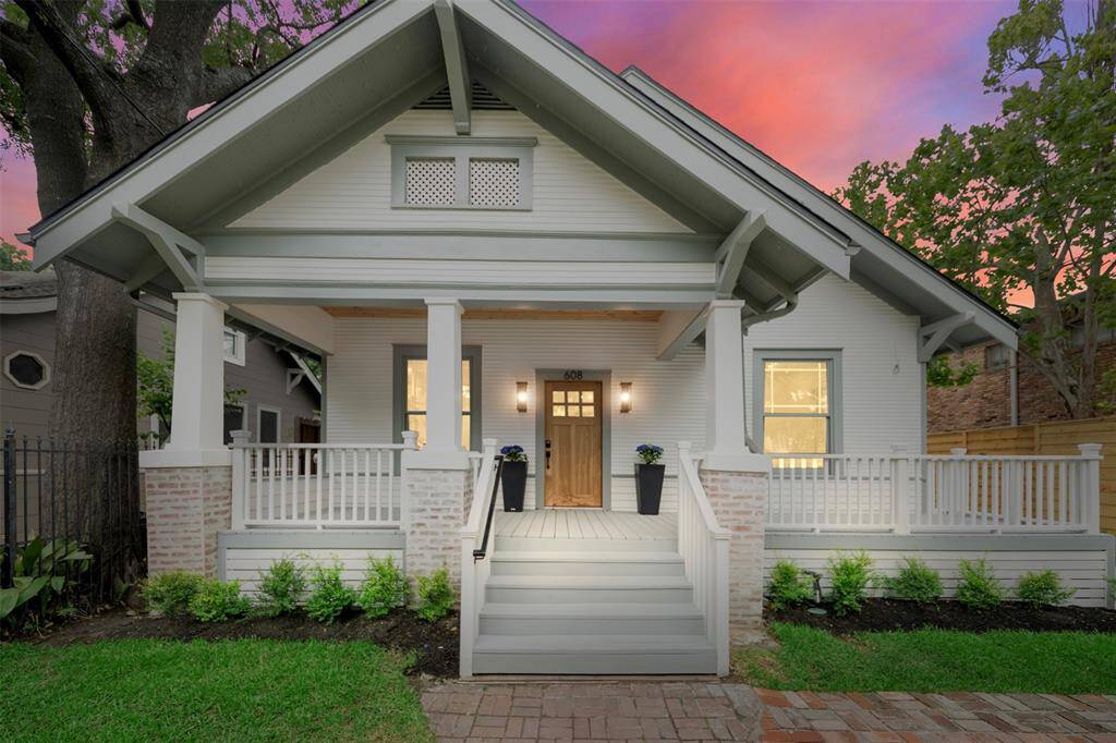 Welcome to 608 W. Main in First Montrose Commons Historic District