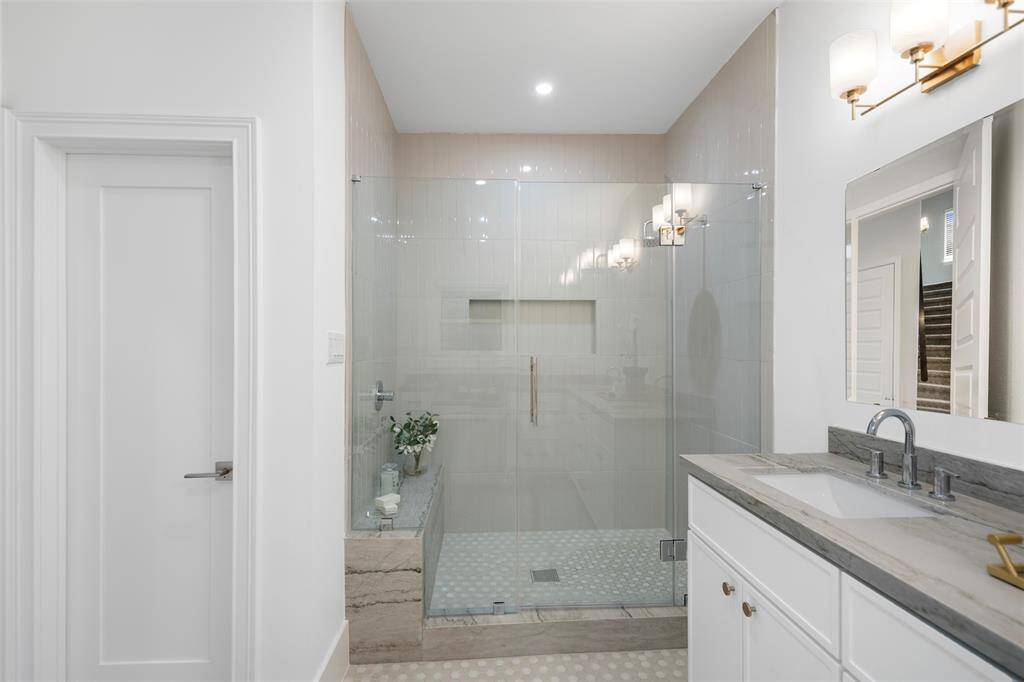 Primary - Oversized spa shower