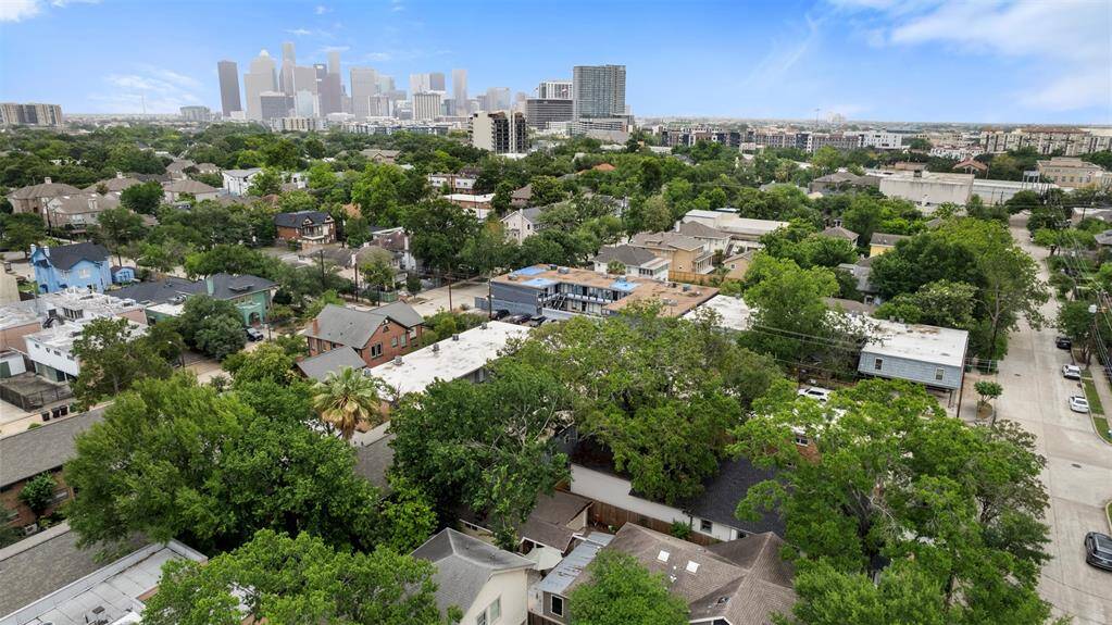 Close proximity to Downtown and the Medical Center and mintues away from the Galleria area