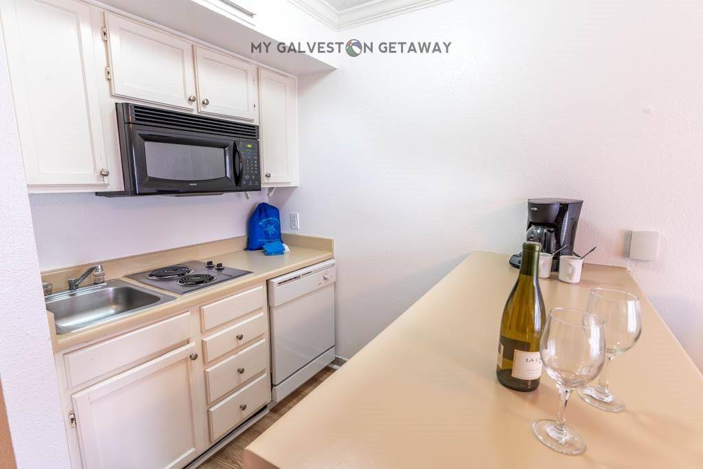 cooktop and microwave, plenty of cabinetry