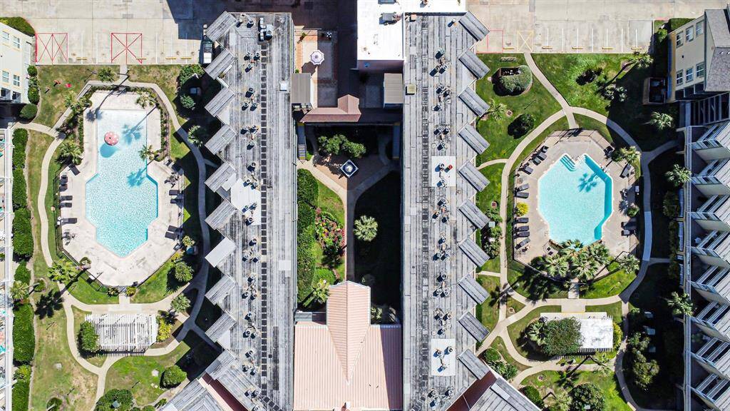 2 pools at the complex