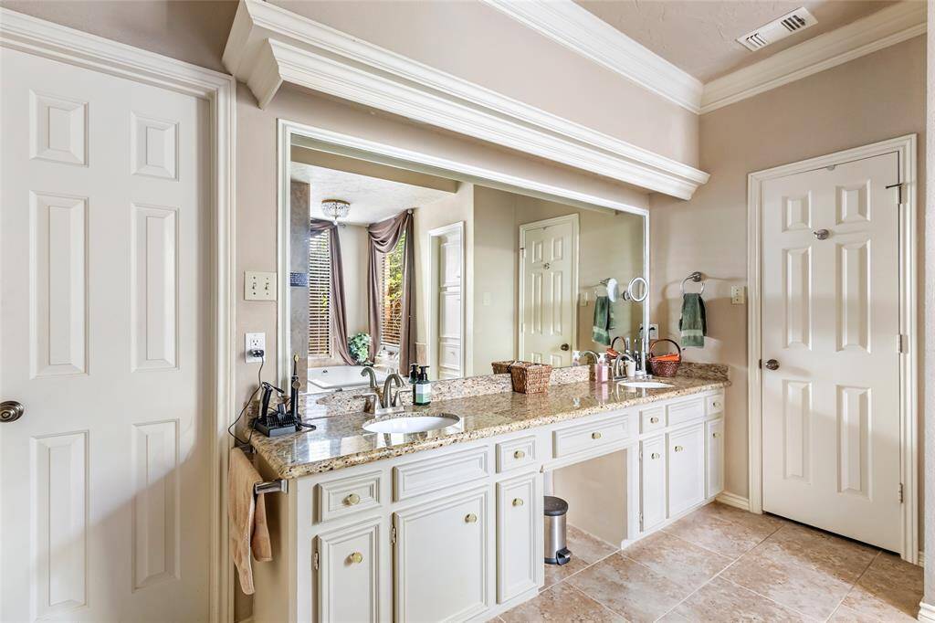 Double Sinks in Primary Bath