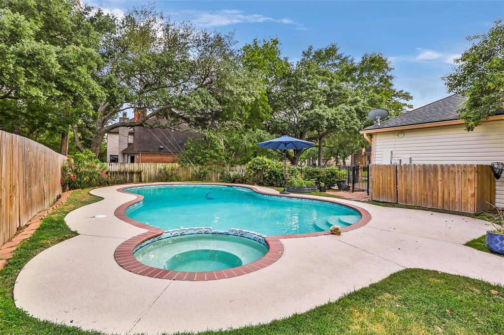 Pool with Hot tub