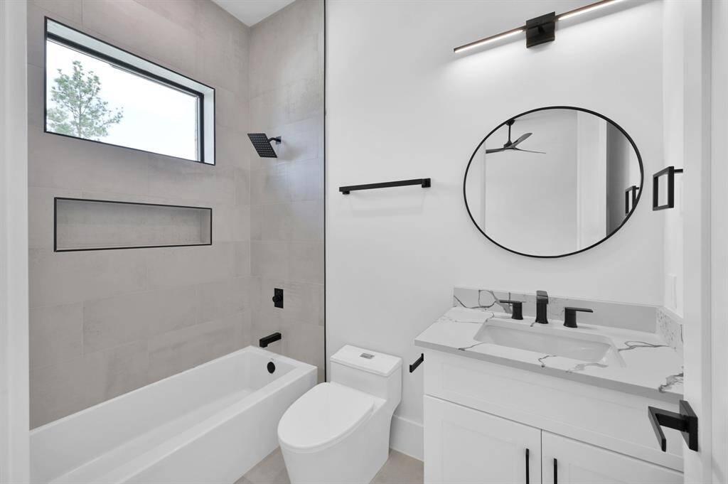 Full en suite bath