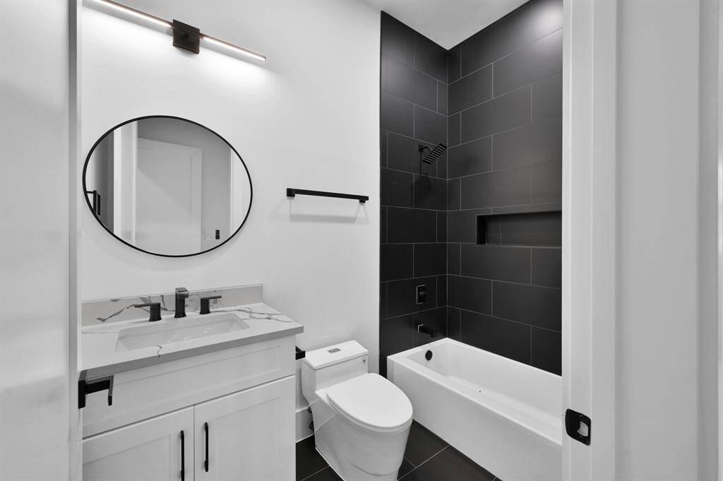 Full en suite bath