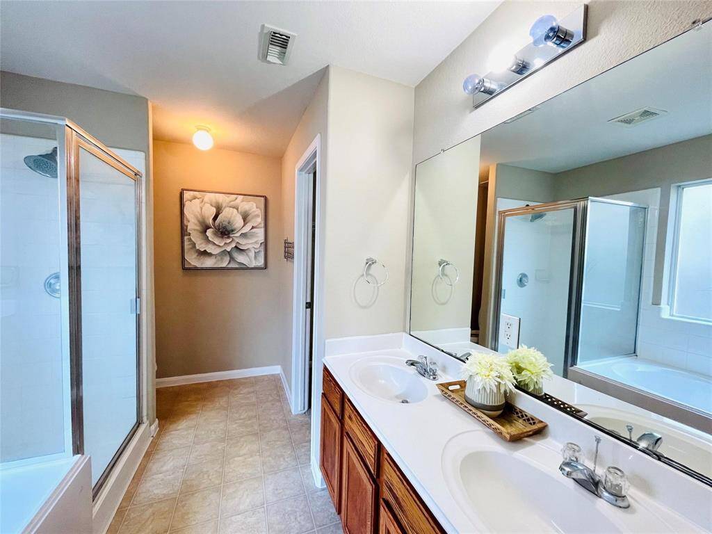 Double sinks in the primary bath