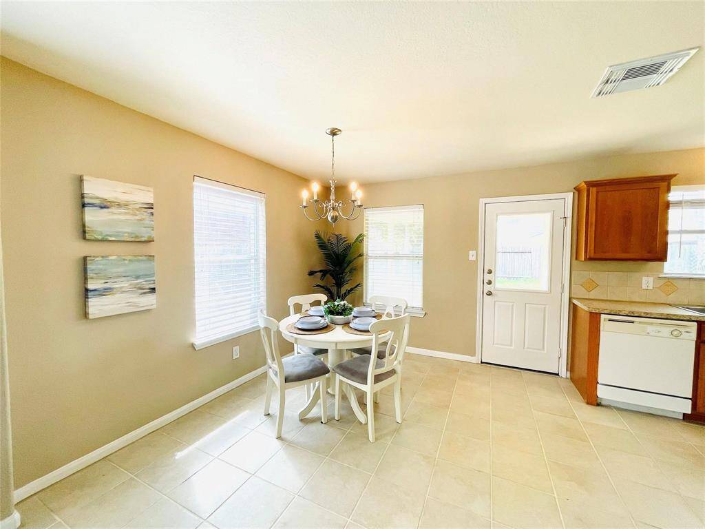 Large breakfast room can easilyaccommodate a table withseating for 8.