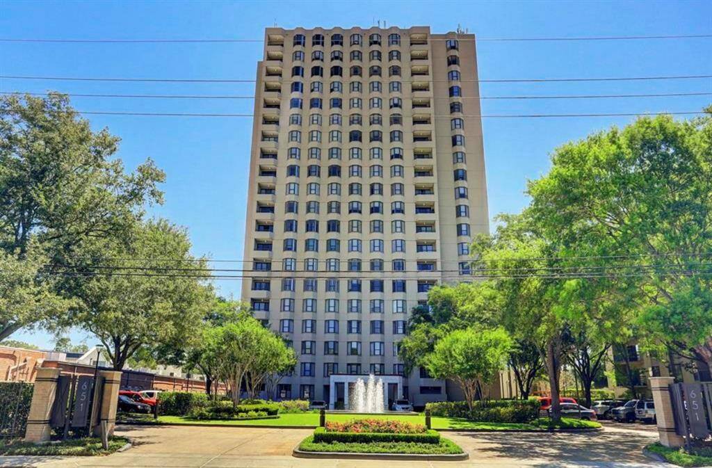 Front of the building - features guest parking in front.