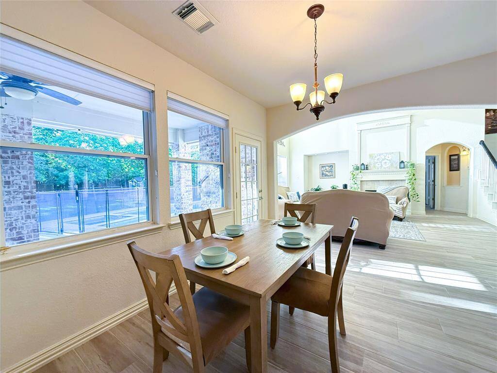 Breakfast area opens into livingroom