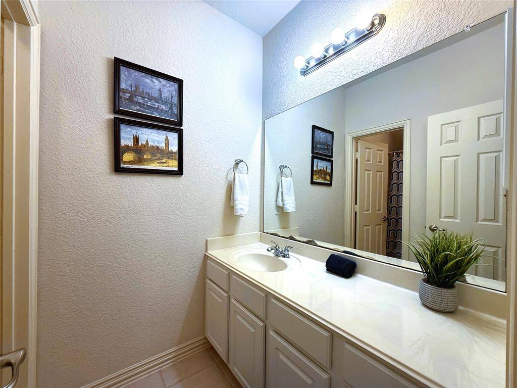 Upstairs 2nd bathroom