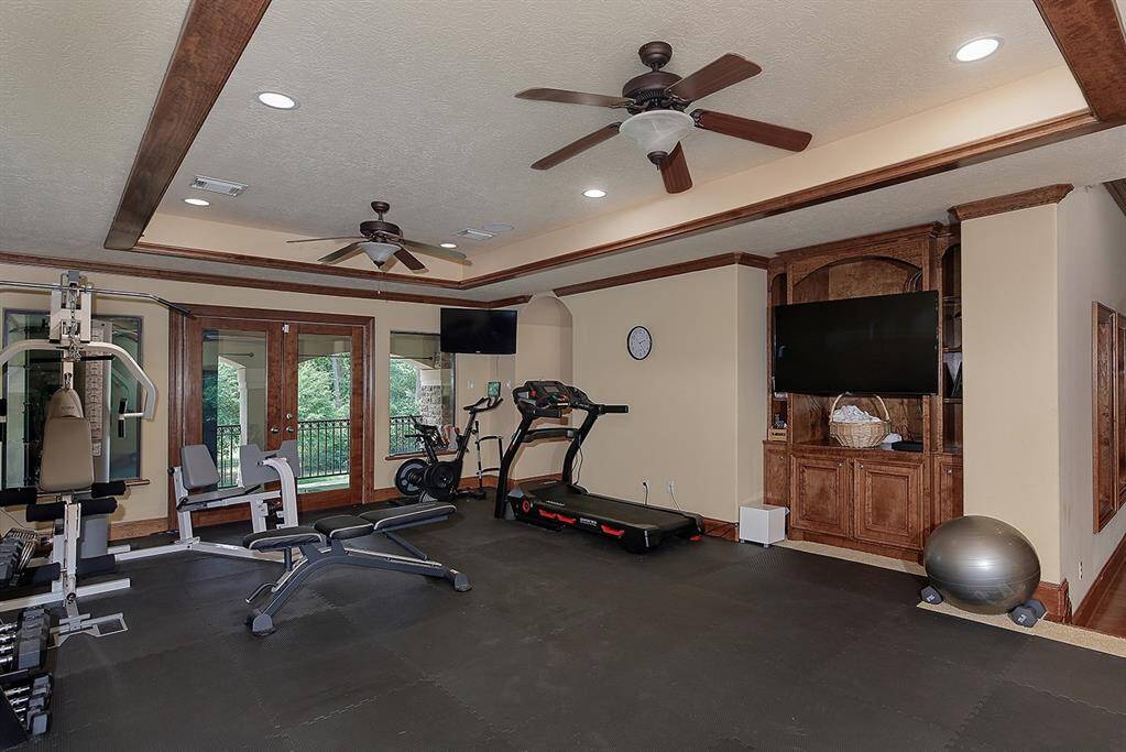 Oversized flexroom/gameroom/gym with balcony access that overlooks the scenic backyard