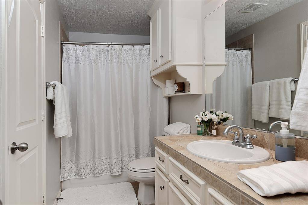 Full bathroom #3