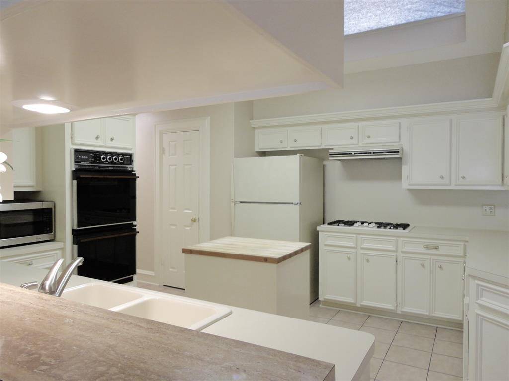 SO MUCH WORK SPACE .. & STORAGE CABINETS...2 PANTRIES..