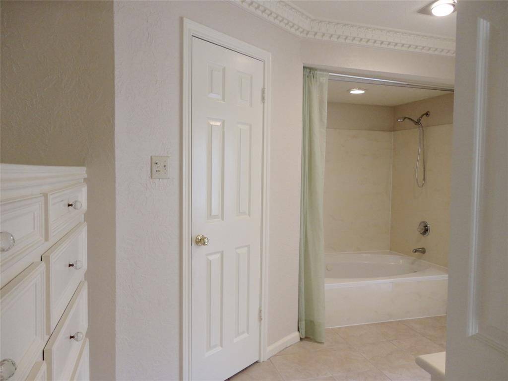 OVERSIZE WHIRLPOOL TUB & SHOWER.. NICE BUILT-INS...MORE CROWN MOLDING TRIM...