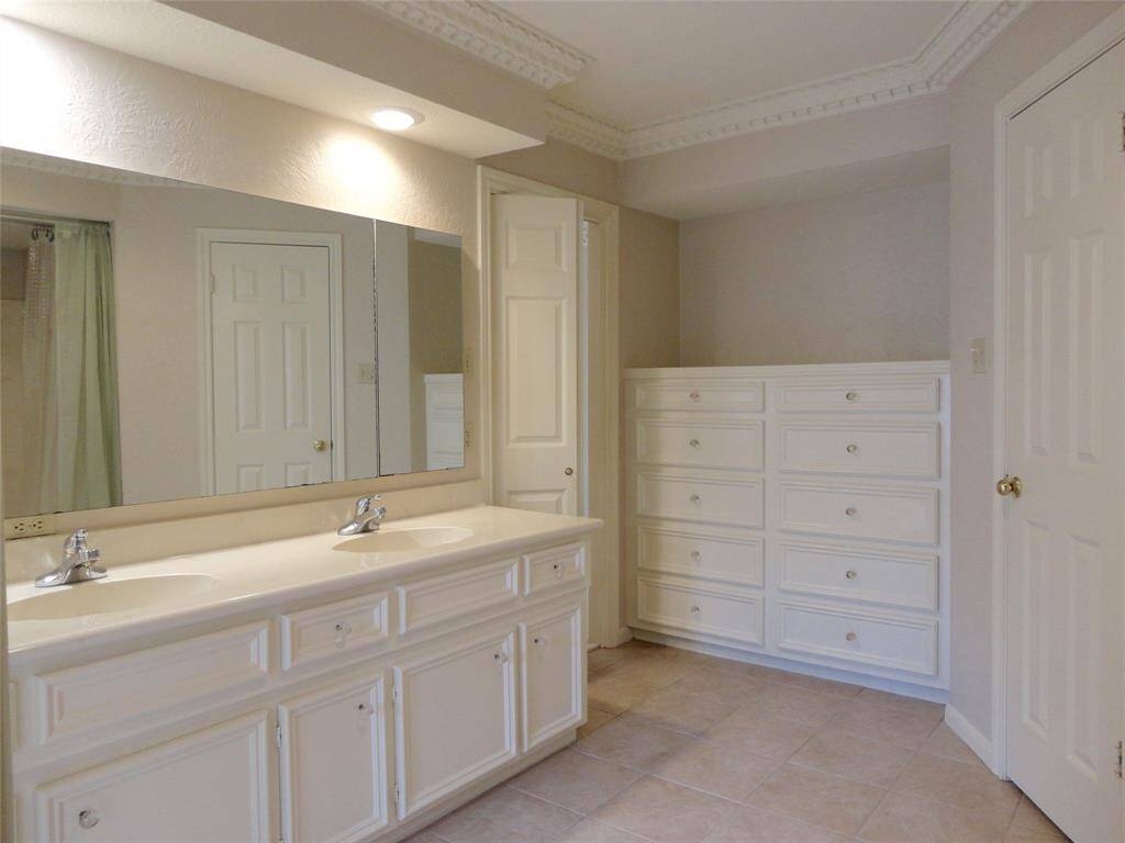 DOUBLE SINKS... SO MANY BUILT-INS...