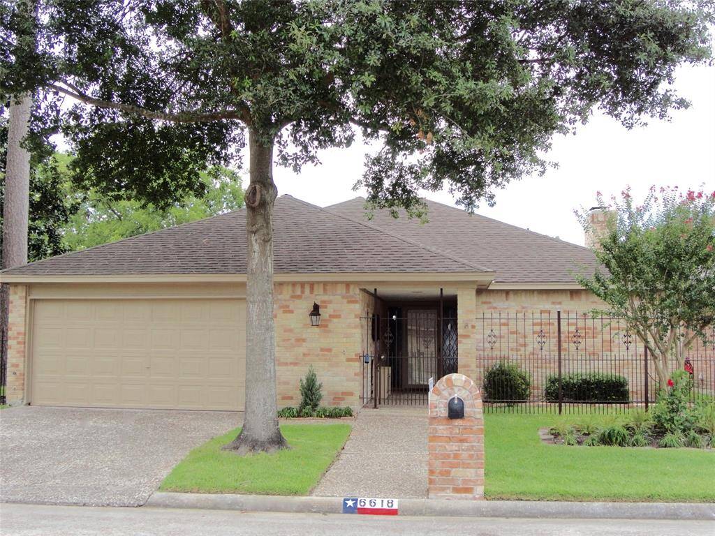 GREAT LOCATION... PRIVATE STREET.. NEIGHBORHOOD POOL & TENNIS COURTS...