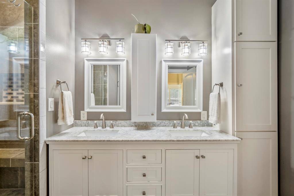 Updated light fixtures, additional storage, and dual sinks - this primary bath is perfect for your country retreat home!