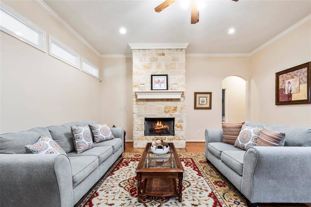 An ideal space for both relaxing with family and entertaining guests, offering comfort and style in equal measure.