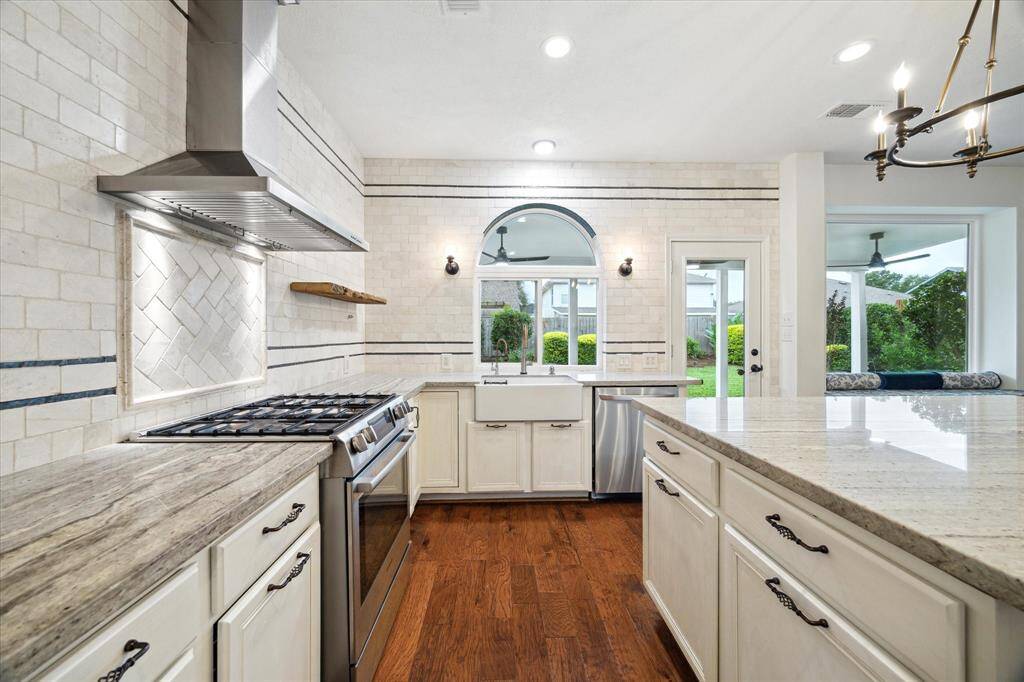 Granite countertops, gas oven/stovetop & farmhouse sink