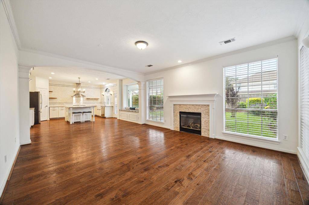 Large open floorplan from kitchen, to breakfast nook to living room