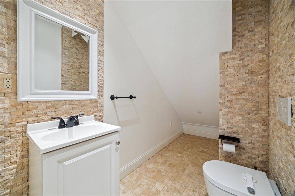 Downstairs half-bath